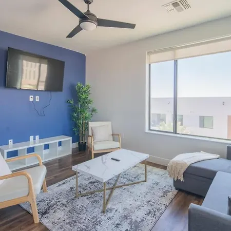 Posh 2Bd - Pool, Gym, Parking, W-D - Sleeps 6 Apartment
